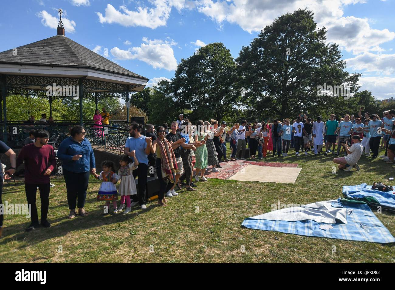 Londra, Regno Unito, 20th agosto 2022, Fly With Me, per segnare l'anno dalla caduta dell'Afghanistan ai talebani. Aquiloni volanti, musica, danza. Organizzato dal Good Chance Theatre al Parliament Hill Viewpoint su Hampstead Heath, Andrew Lalchan Photography/Alamy Live News Foto Stock