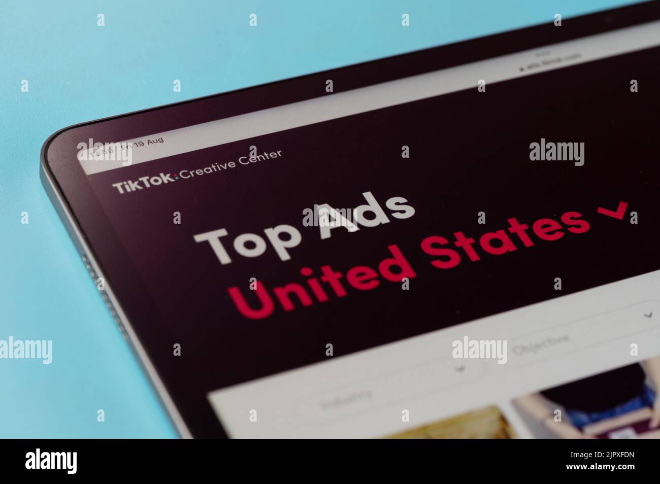 New york, USA - 20 agosto 2022: TikTok Creative Center per gli annunci sullo schermo del tablet macro vista ravvicinata su sfondo blu Foto Stock