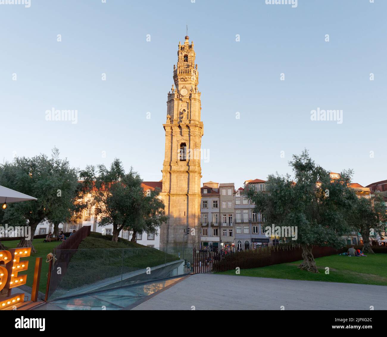 Clérigos Barocca Chiesa e Torre come visto da Jardim das Oliveiras (Giardino degli olivi) nella città di Porto, Portogallo. Foto Stock