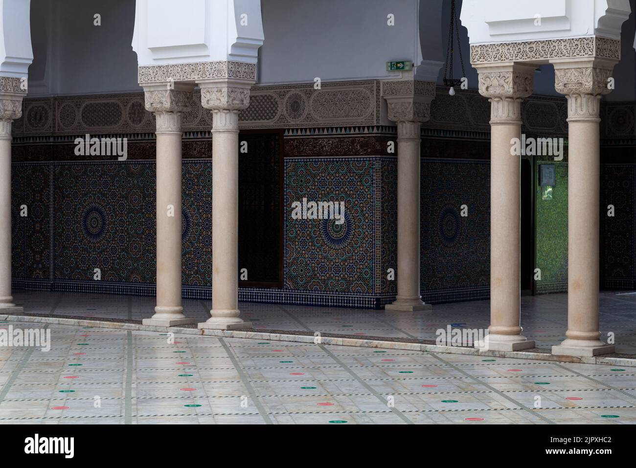 Interno della Grande Moschea di Parigi pieno di splendidi mosaici Foto Stock