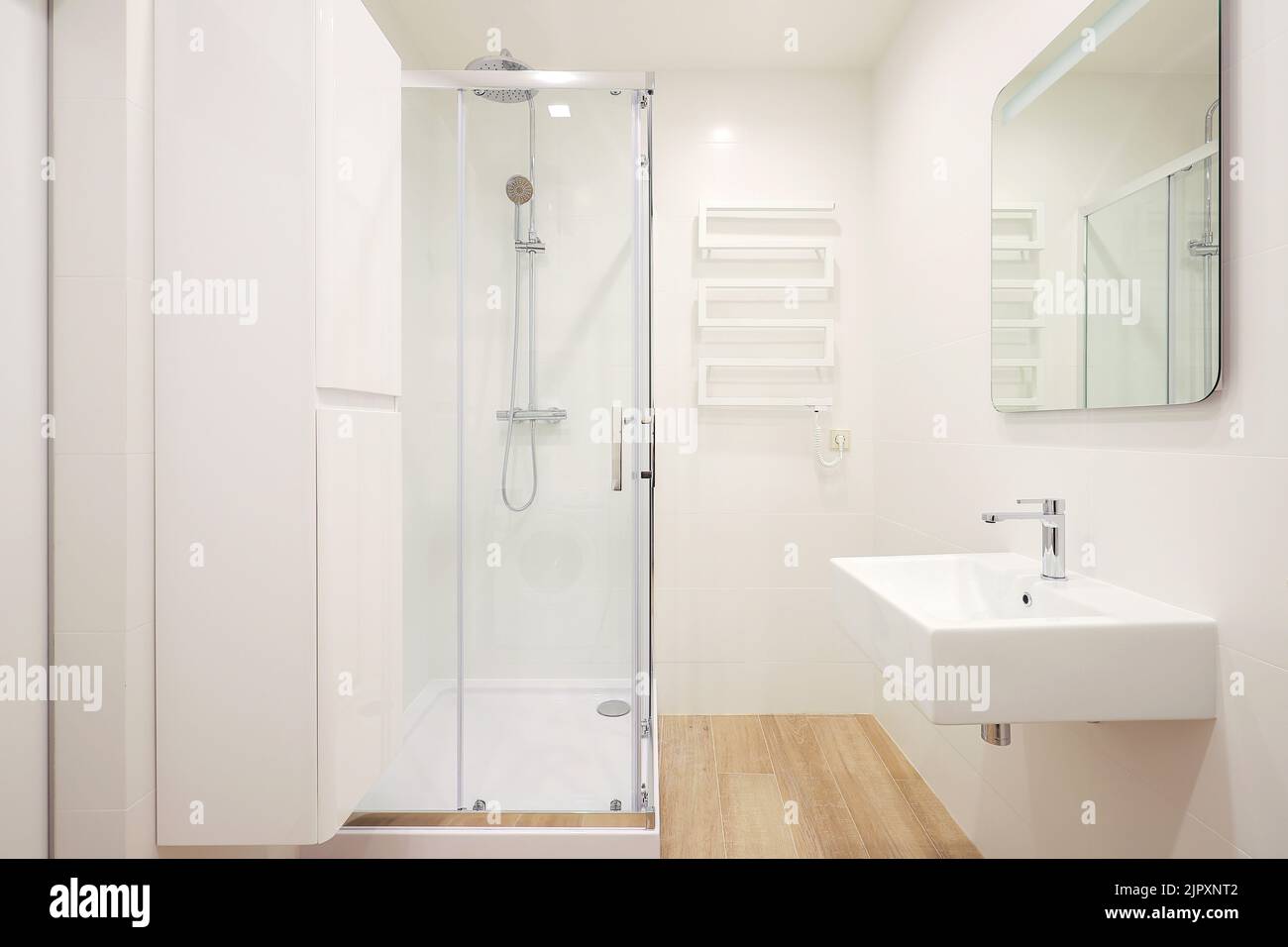 Bagno interno con cabina doccia e lavabo Foto Stock