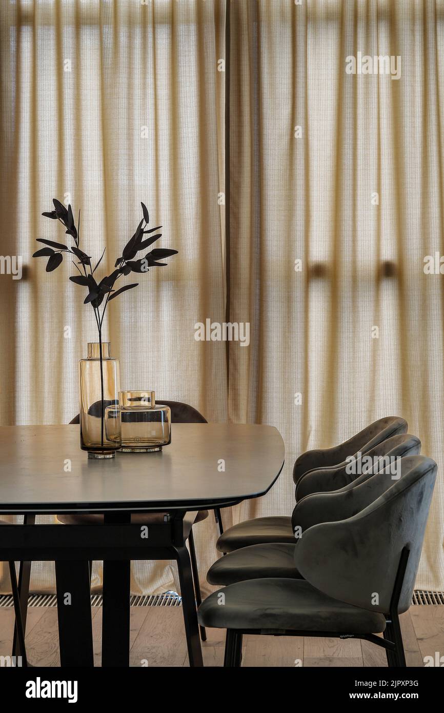 Vasi di vetro per arredamento casa con pianta sul tavolo in un interno moderno Foto Stock