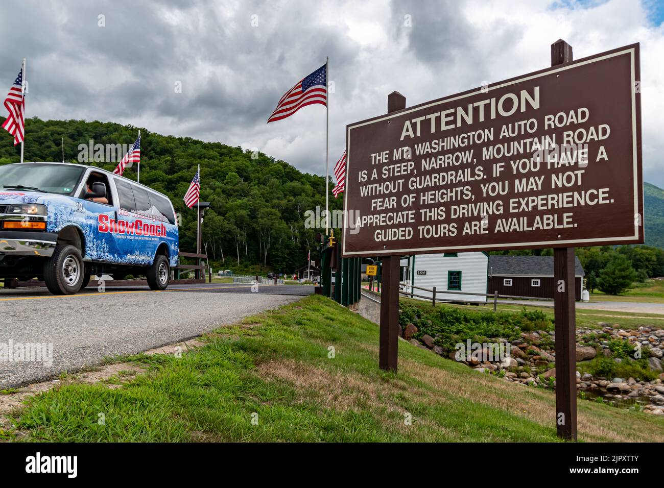 Un cartello avverte gli automobilisti delle sfide sulla Mount Washington Auto Road a Gorham, contea di Coös, New Hampshire. Foto Stock