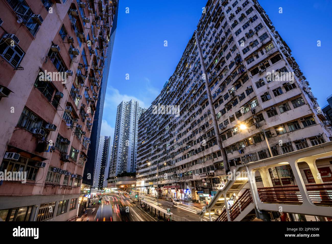 Affollati edifici residenziali vecchi, Hong Kong, Cina. Foto Stock