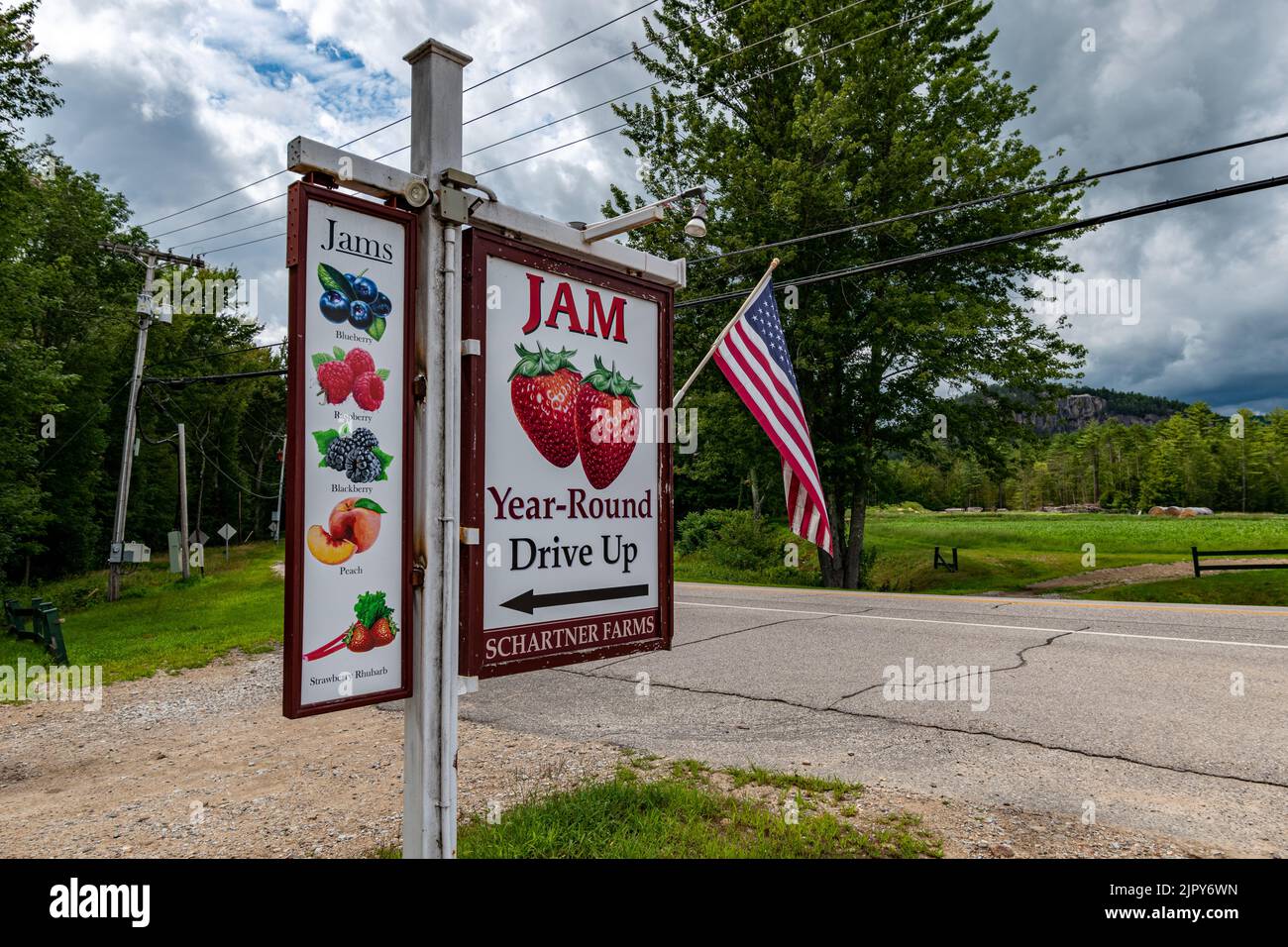 Un cartello indirizza i passanti verso uno stand drive-up Jam presso Schartner Farms a North Conway, Carroll County, New Hampshire. Foto Stock