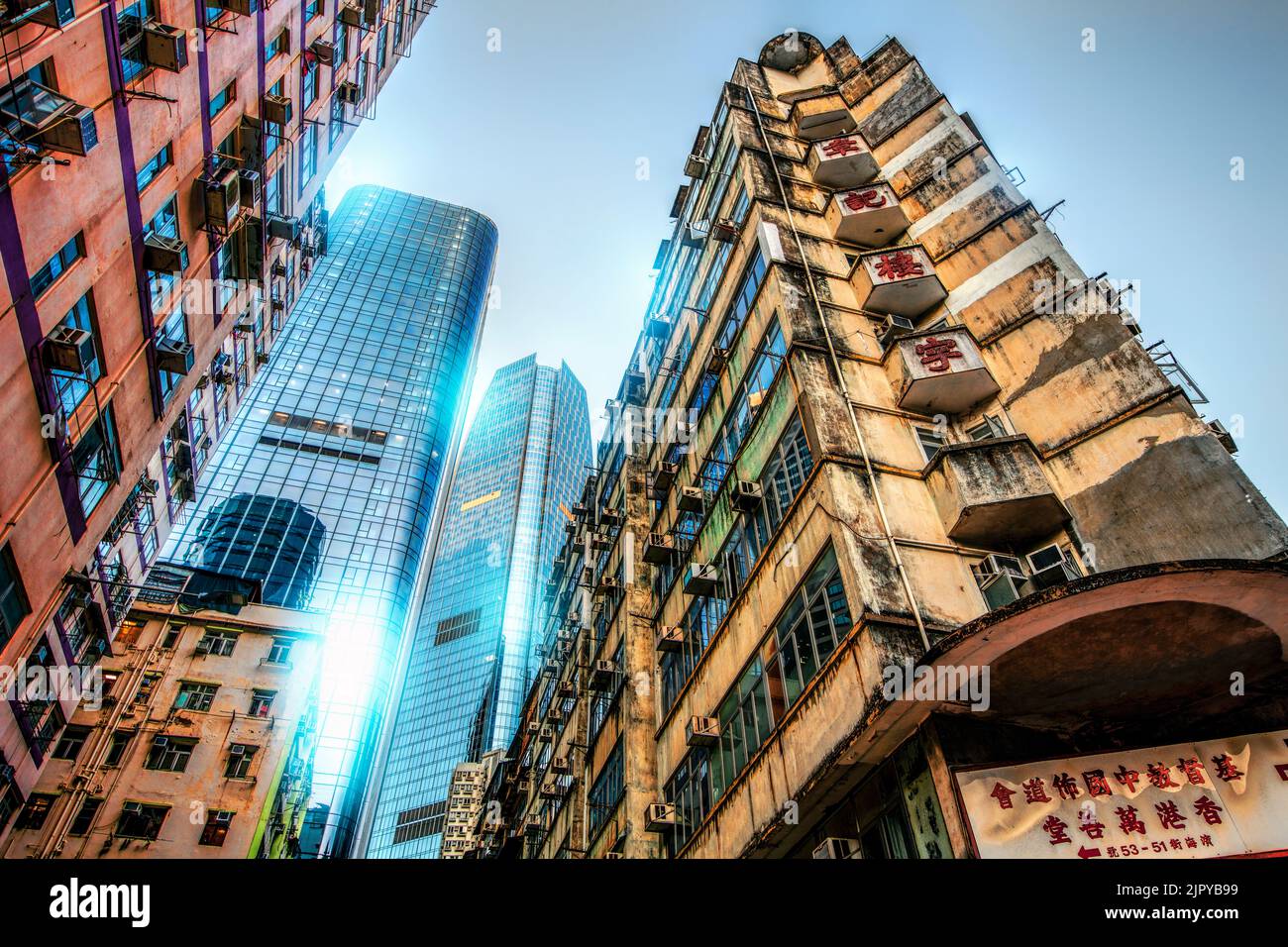 Affollati edifici residenziali moderni e vecchi, Hong Kong, Cina. Foto Stock