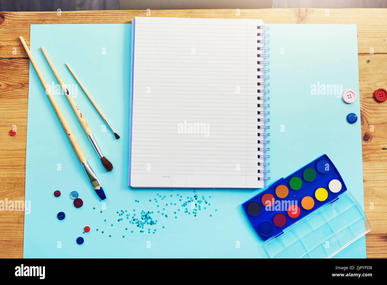 Che cosa è la vita senza arte. Ripresa ad angolo alto di una workstation creativa. Foto Stock