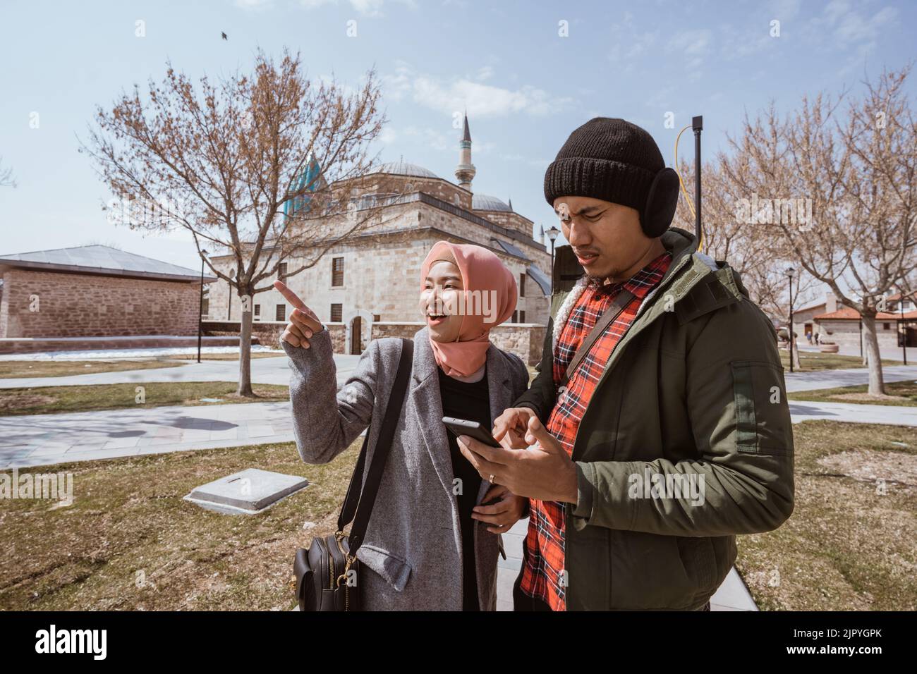 coppia musulmana in cerca di direzione mentre si viaggia a konya turkiye Foto Stock