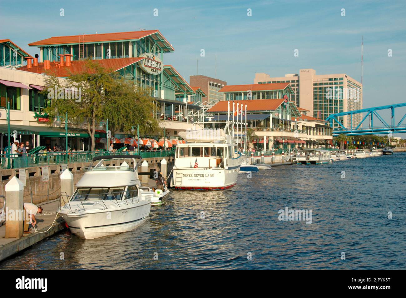 Downtown Jacksonville in Florida FL Shopping Jacksonville Landing baia sul fiume Foto Stock