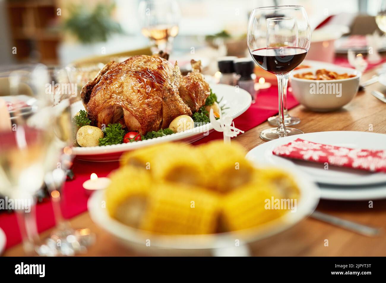 Il cibo è sempre una buona idea, una festa su un tavolo da pranzo senza persone. Foto Stock
