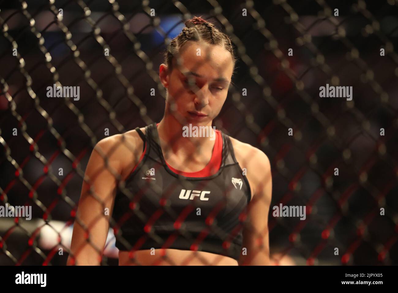 Salt Lake City, Stati Uniti. 20th ago, 2022. SALT LAKE CITY, Utah - 20 AGOSTO: Lucie Pudilova si prepara a combattere Wu Yanan nel loro incontro femminile di pesi bantamweight durante l'UFC 278 alla Vivint Arena il 20 agosto 2022 a Salt Lake City, Utah, Stati Uniti. (Foto di Alejandro Salazar/PxImages) Credit: PX Images/Alamy Live News Foto Stock