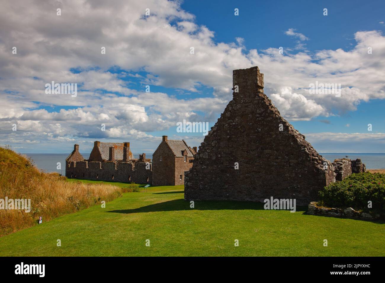 Dunnottar Castle è una fortezza medievale in rovina situata su un promontorio roccioso sulla costa nord-orientale della Scozia, a circa 2 miglia a sud di Stonehaven Foto Stock