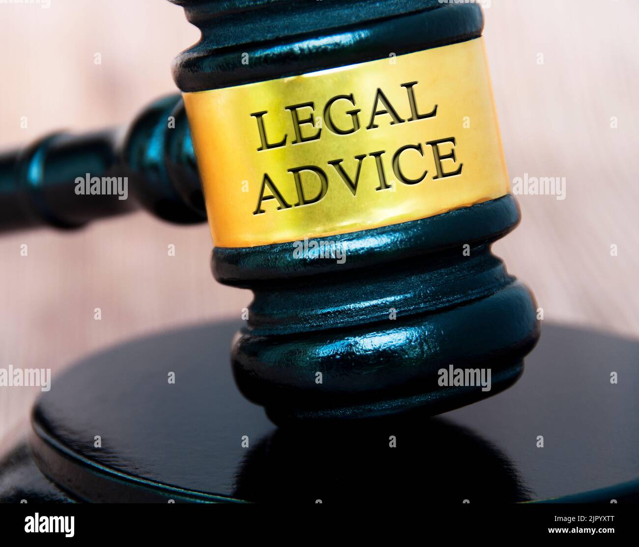Testo di consulenza legale inciso su un gavel dell'avvocato con sfondo in legno sfocato. Concetto giuridico e giuridico. Foto Stock