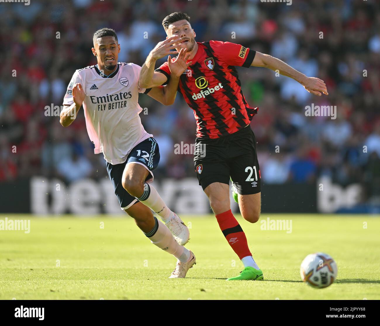 Bournemouth, Regno Unito. 20th ago, 2022. 20 ago 2022 - AFC Bournemouth / Arsenal - Premier League - Vitality Stadium William Saliba dell'Arsenal batte con Kieffer Moore durante la partita della Premier League contro Bournemouth. Picture Credit: Notizie dal vivo su Mark Pain/Alamy Foto Stock