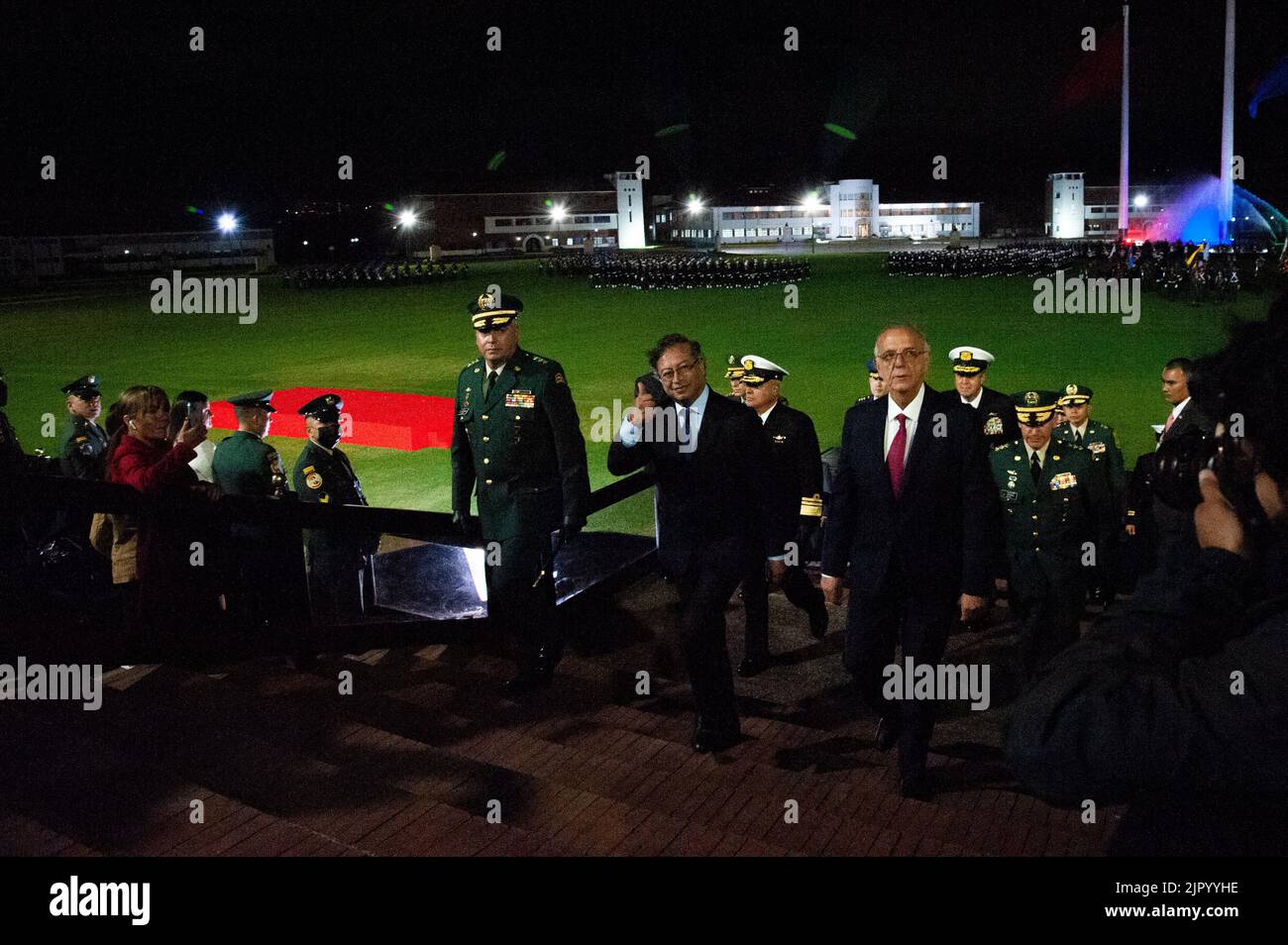 Bogota, Colombia. 20th ago, 2022. Il presidente della Colombia Gustavo Petro, seguito dal ministro della difesa colombiano Ivan Velasquez e dalla linea di comando militare durante la cerimonia di giuramento del ministro della Difesa colombiano Ivan Velasquez e della linea di comando militare, presso l'Escuela militar de Cadetes, generale Jose Maria Cordova, a Bogotà, Colombia, agosto 20, 2022. Photo by: Chepa Beltran/Long Visual Press Credit: Long Visual Press/Alamy Live News Foto Stock