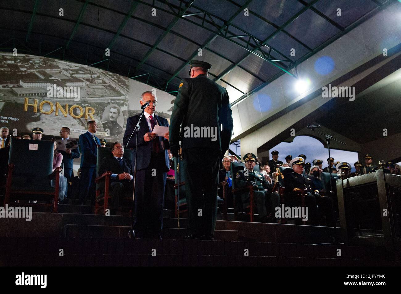 Bogota, Colombia. 20th ago, 2022. Il ministro della Difesa colombiano Ivan Velasquez giura il comandante delle forze armate colombiane, il generale Helder Fernan Giraldo durante la cerimonia di giuramento del ministro della Difesa colombiano Ivan Velasquez e della linea di comando militare, presso l'Escuela Militar de Cadetes, generale Jose Maria Cordova, a Bogotà, Colombia, 20 agosto 2022. Photo by: Chepa Beltran/Long Visual Press Credit: Long Visual Press/Alamy Live News Foto Stock