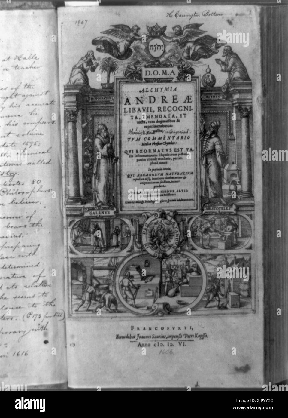 Titolo pagina di Alchymia, con figure di Galeno e Aristotele, e le scene di alchimia Foto Stock
