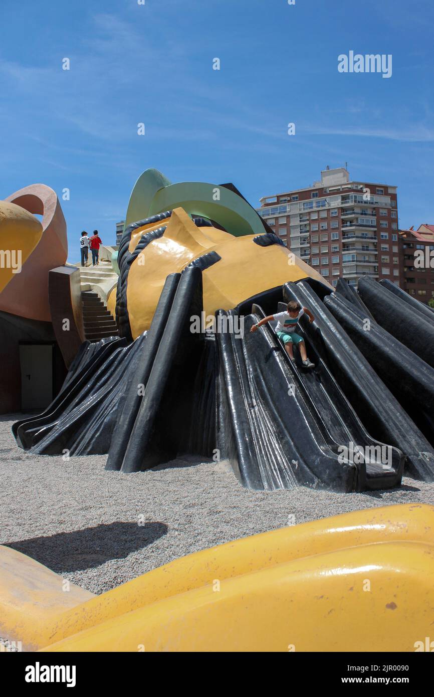 Valencia, Spagna - 15 maggio 2014: Testa di Gulliver giacente su larga scala con scivoli e scale dove i bambini giocano. Parco giochi per bambini Gulliver Park Foto Stock