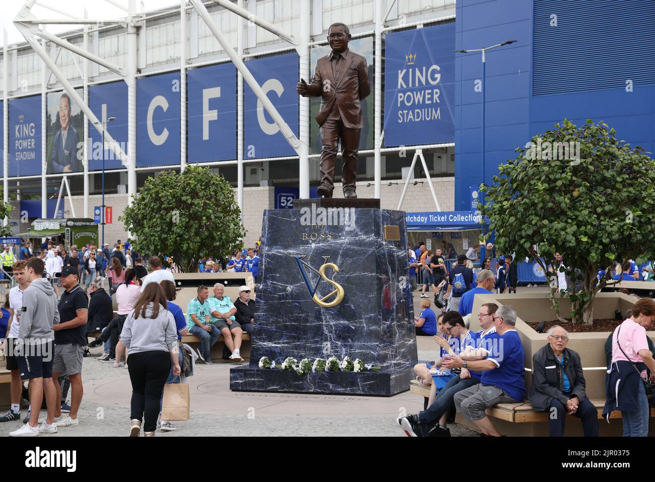 Leicester, Regno Unito. 20th ago, 2022. Pre-partita alla partita Leicester City contro Southampton EPL Premier League, con la statua dell'ex proprietario Vichai Srivaddhanaprabha al King Power Stadium, Leicester, Regno Unito, il 20 agosto 2022 credito: Paul Marriott/Alamy Live News Foto Stock