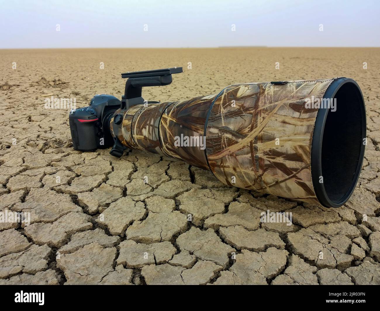 Fotocamera professionale con teleobiettivo su terra salina deserto di piccolo rann di kutch Foto Stock