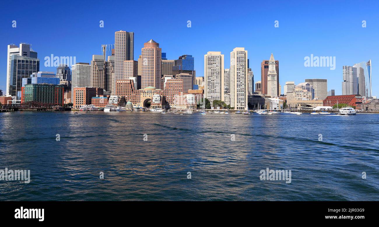 Skyline e porto di Boston con barche e Oceano Atlantico in primo piano, USA Foto Stock
