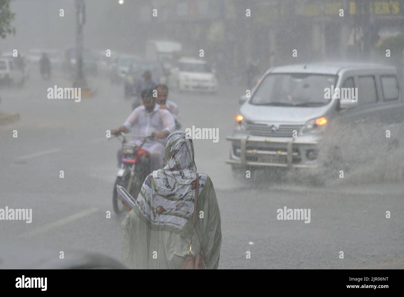 Lahore, Punjab, Pakistan. 20th ago, 2022. Il popolo pakistano è in viaggio durante le pesanti precipitazioni monsonose, a Lahore. (Credit Image: © Rana Sajid Hussain/Pacific Press via ZUMA Press Wire) Foto Stock