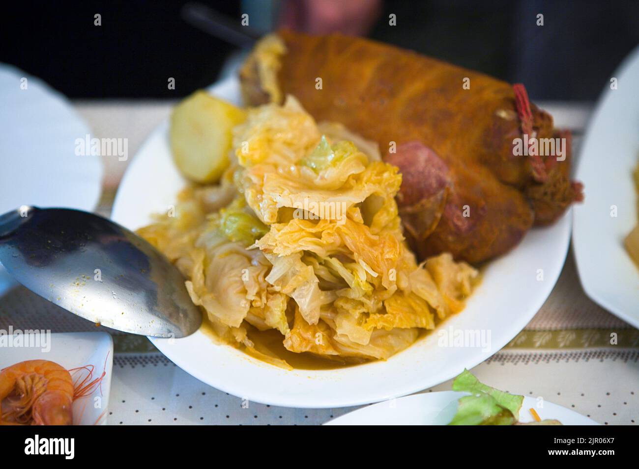 Botillo con cavolo tenero, specialità culinaria di El Bierzo, Leon, Spagna. Messa a fuoco selettiva Foto Stock