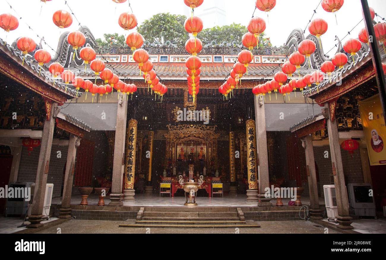 Chan She Shu Yuen Clan Ancestrale Hall, Kuala Lumpur, Malesia. Edificio storico in stile cantonese con sculture dorate, statuine sul tetto e un piccolo mus Foto Stock