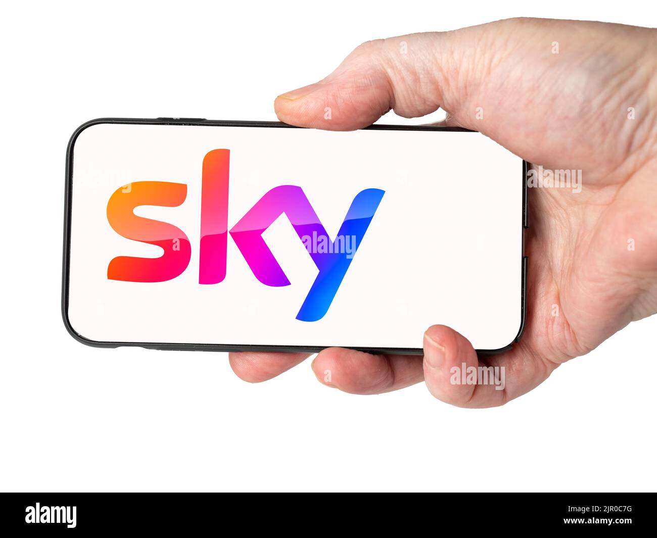 Cardiff Mid glamourgan Wales UK Agosto 20 2022 persona che tiene in mano il telefono cellulare con il logo di Sky Television e servizi digitali su uno schermo del telefono cellulare Foto Stock