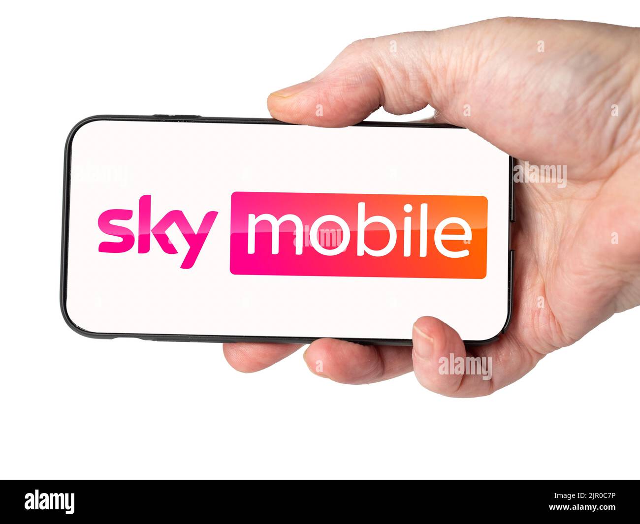 Cardiff Mid glamourgan Wales UK Agosto 20 2022 persona che tiene in mano il telefono cellulare con il logo dei servizi digitali Sky Mobile sullo schermo di un telefono cellulare Foto Stock