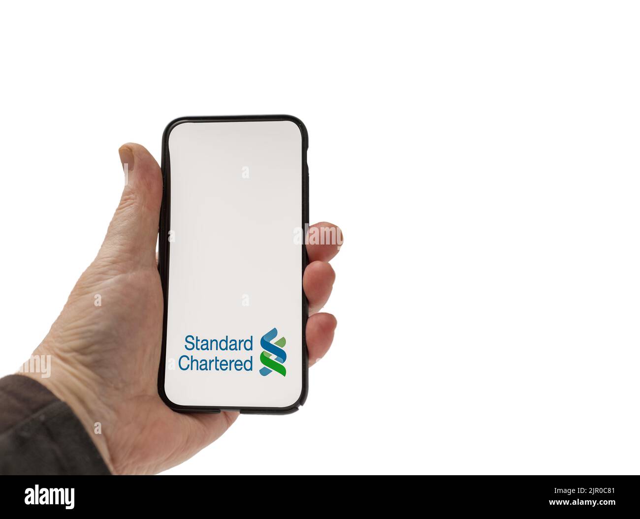 Cardiff Mid Glamorgan UK Agosto 20 2022 persona che tiene il cellulare con il logo della banca standard Chartered su uno sfondo bianco Foto Stock