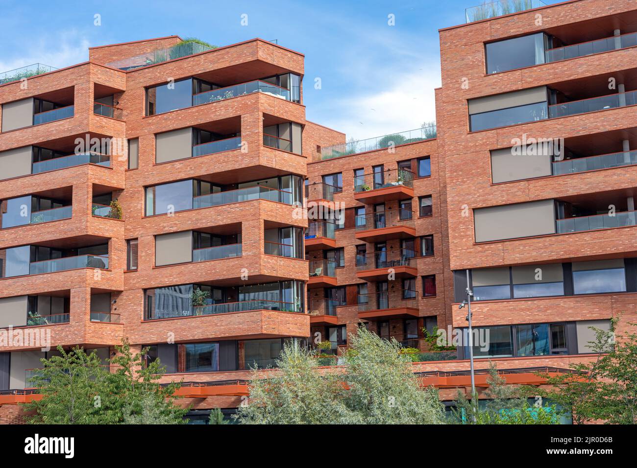 Moderni edifici di appartamenti rossi visti a Oslo, Norvegia Foto Stock