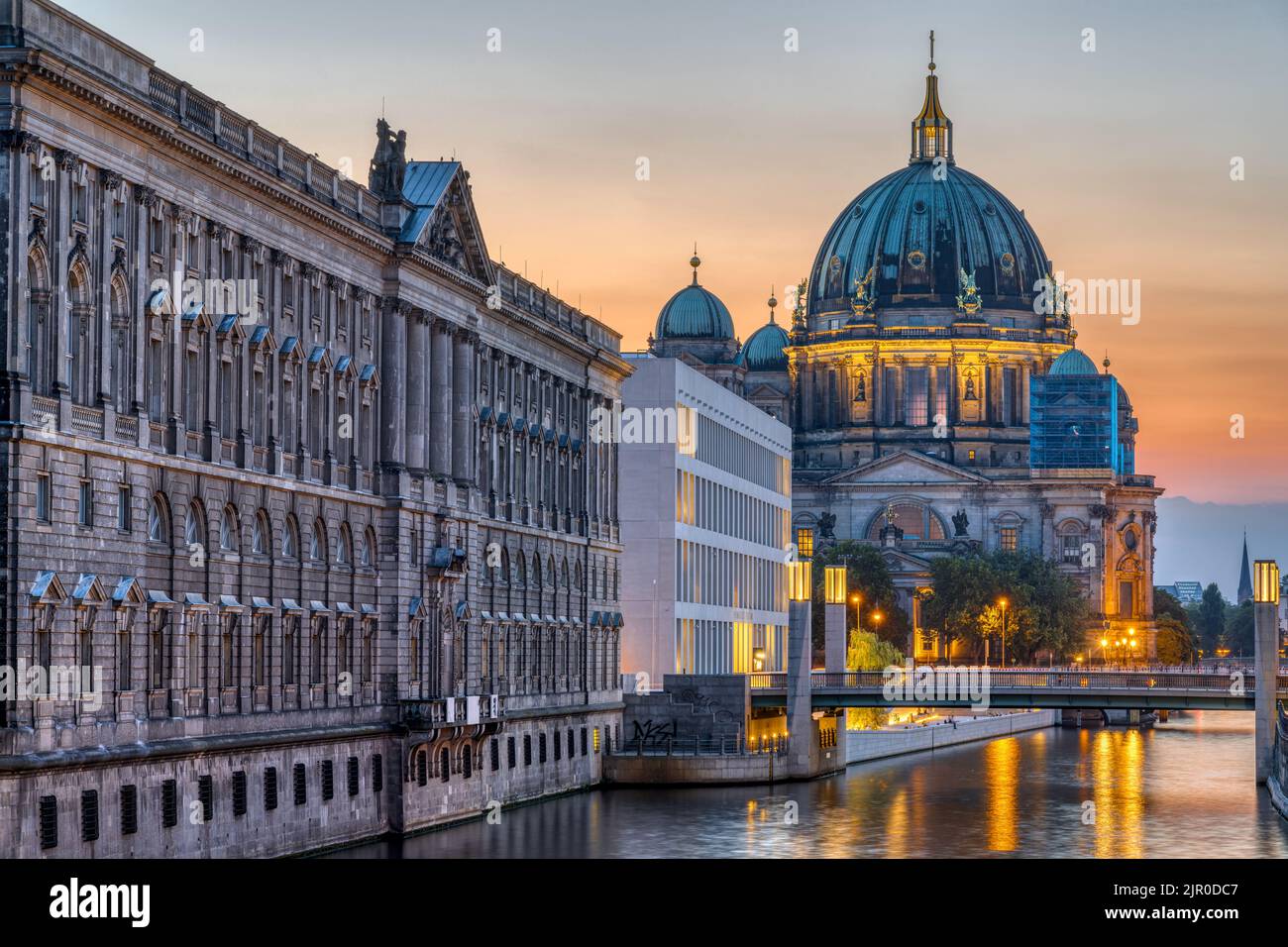 Vista lungo il fiume Sprea a Berlino dopo il tramonto con la cattedrale sul retro Foto Stock