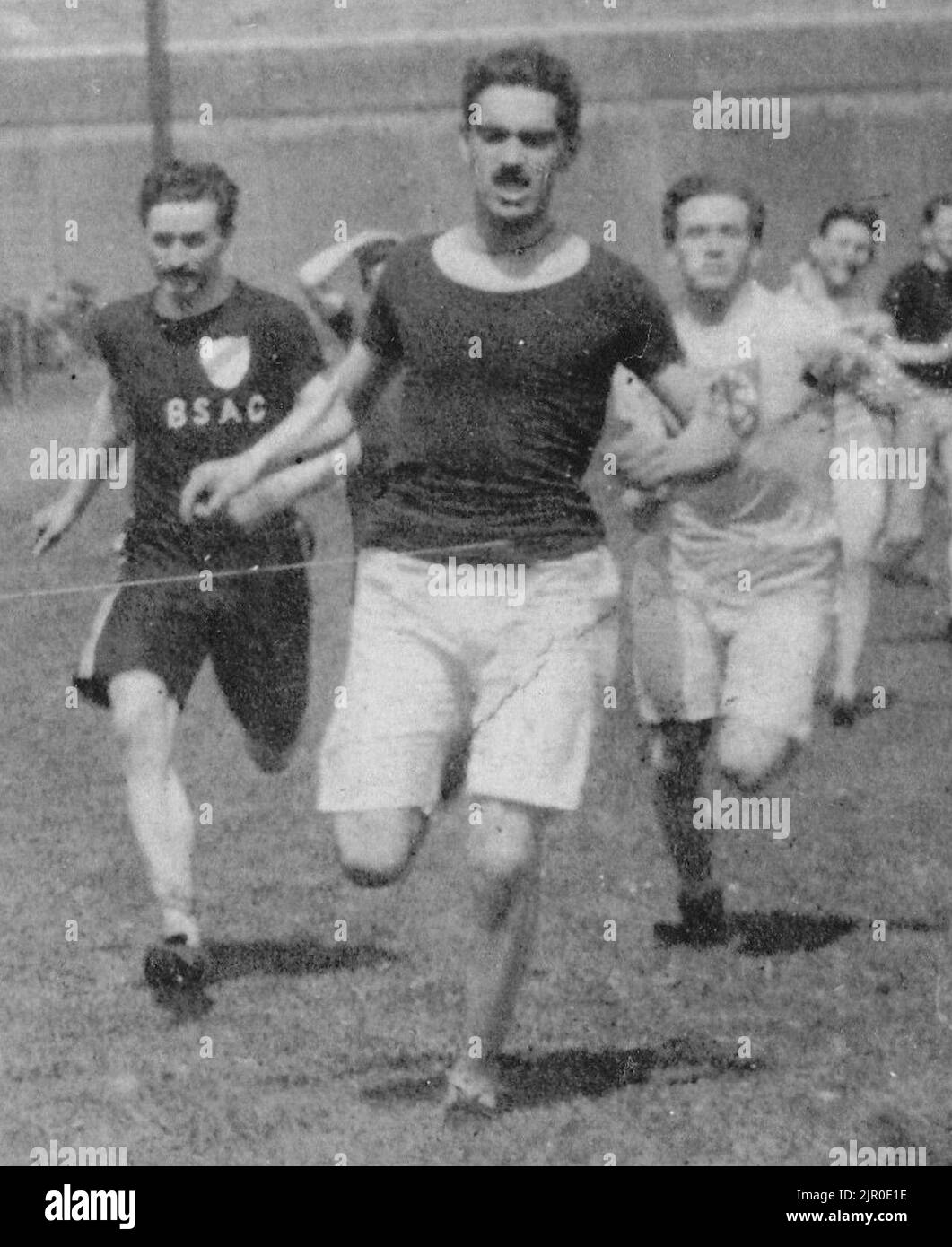 Tom Burke vincendo il 440 yard aperto a Croke Park, 1915 Foto Stock