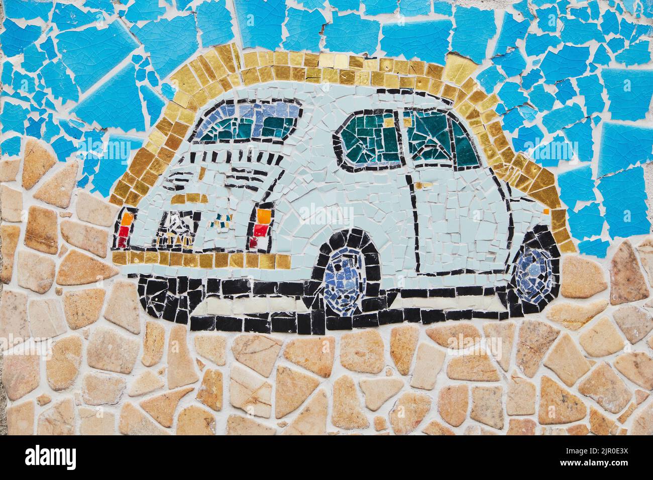 Collage di piastrelle di ceramica rotte raffiguranti un'auto. Foto Stock