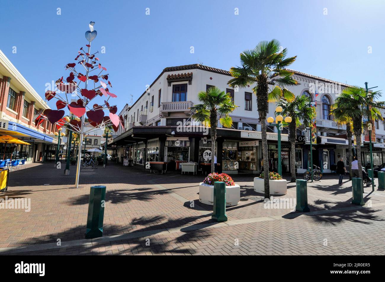 Una delle attraenti strade dello shopping di Napier, è Emerson Street a Napier, una città costiera sulla Hawkes Bay, sull'Isola del Nord, in Nuova Zelanda. Ricostruito dopo un Foto Stock