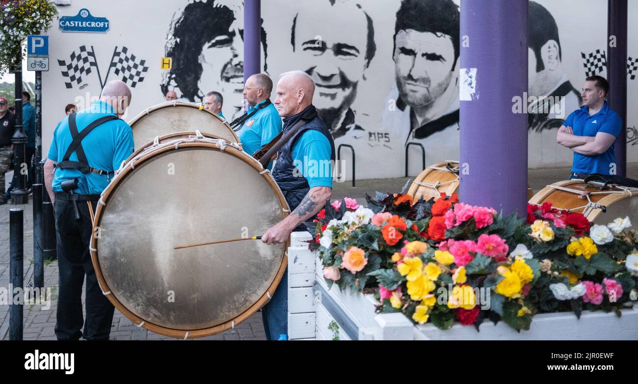 Ballymoney, Regno Unito. 20th ago 2022. I membri del Bannside Drumming Club suonano tamburi Lambeg vicino a Main Street. Foto Stock