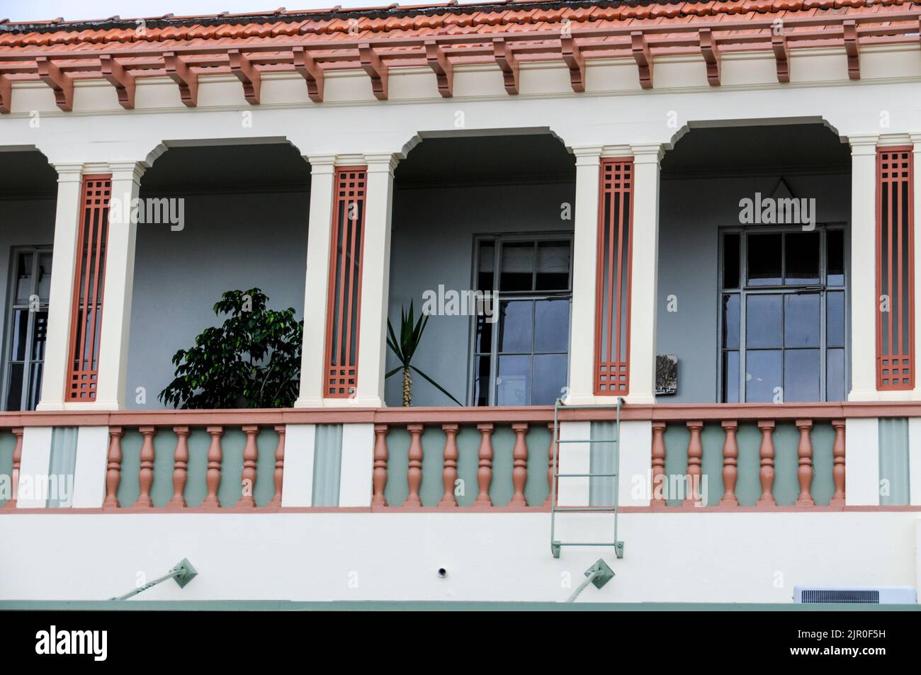 Molti degli edifici Art Deco in stile 1920'/30s presentano attraenti finestre a Napier, una citta' costiera sulla Hawkes Bay sull'Isola del Nord in Nuova Zelanda. R Foto Stock