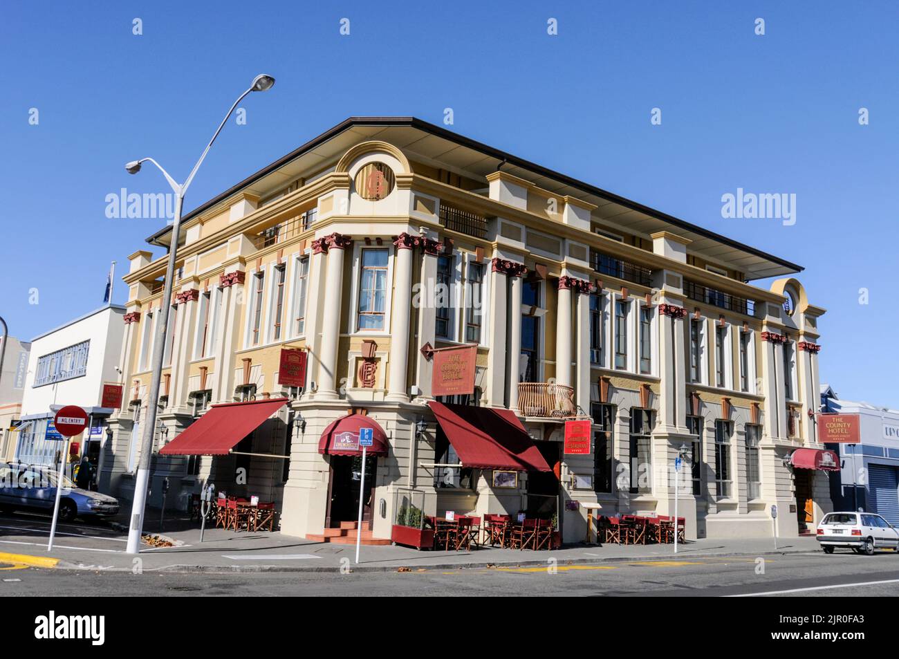 L'hotel a cinque stelle County Browning Street, a Napier, una città costiera sulla Hawkes Bay, sull'Isola del Nord, in Nuova Zelanda. Ricostruito dopo un terremoto del 1931, Foto Stock