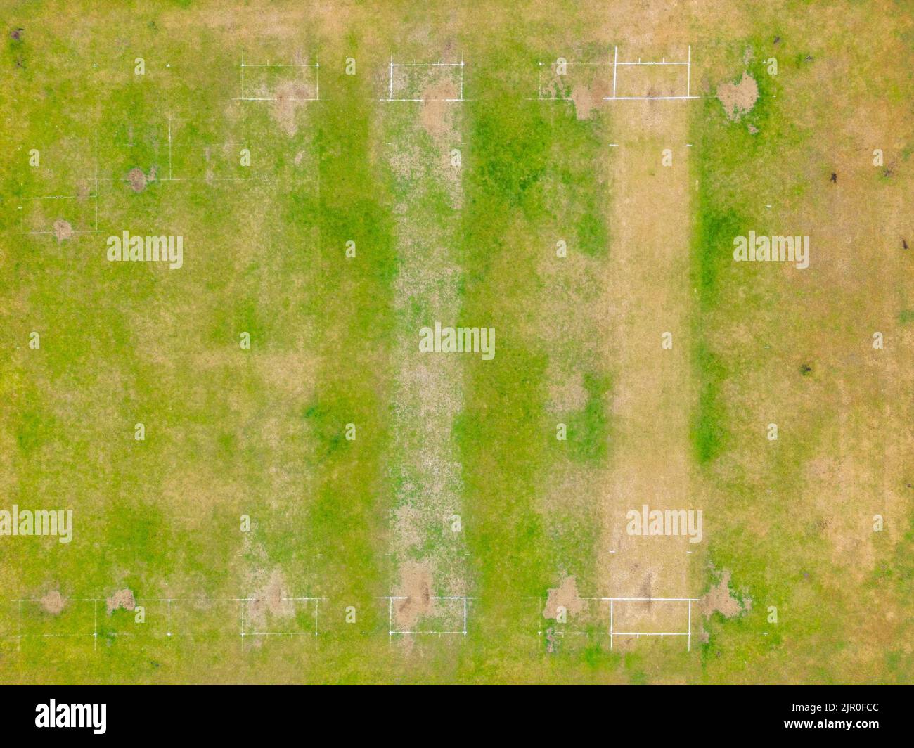 Vista aerea del Crompark Cricket Club. Un verde di cricket consumato durante la siccità estiva nel mese di agosto 2022. Foto Stock