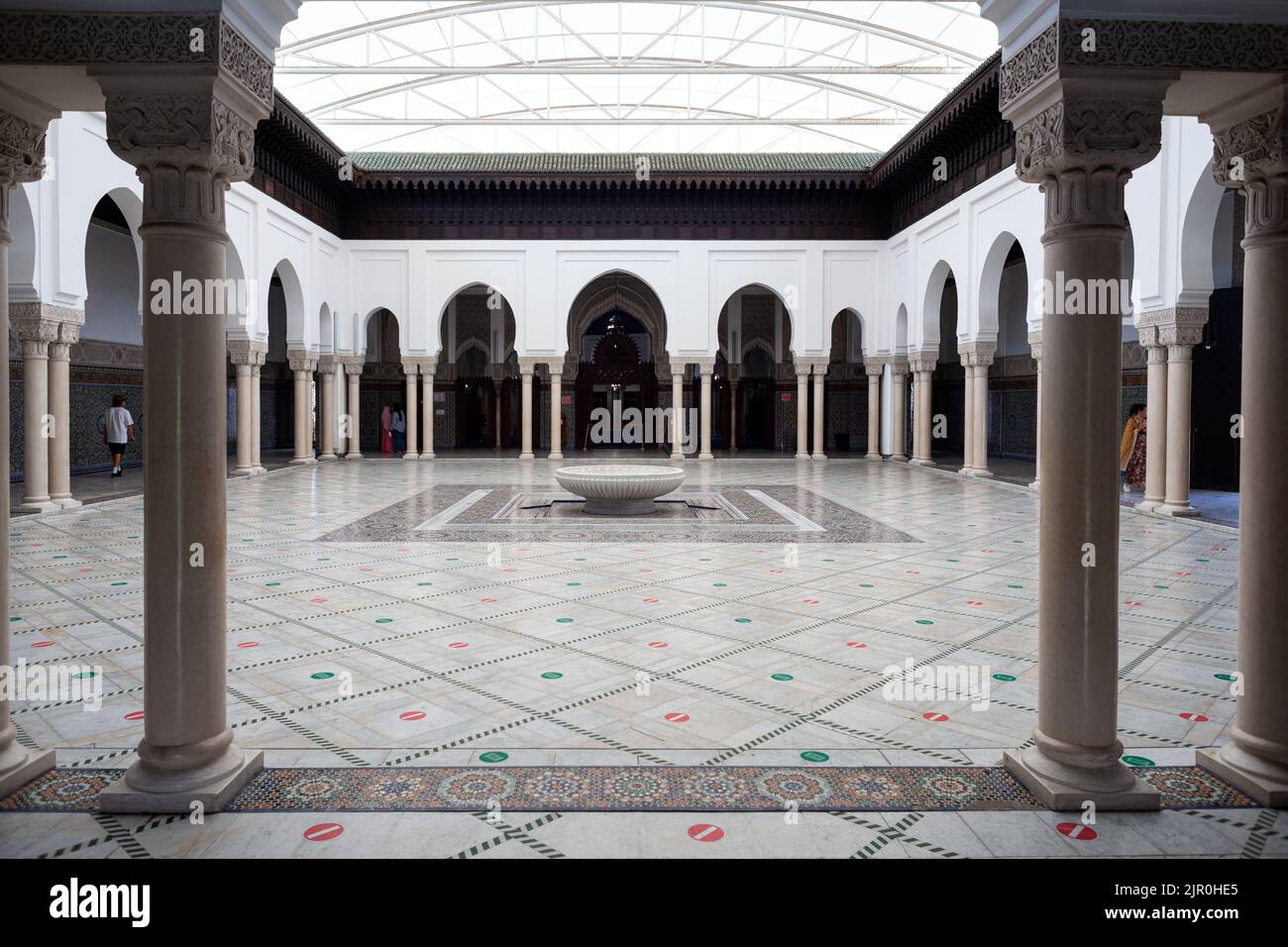 Parigi, Francia - Luglio, 14: Interno della Grande Moschea di Parigi pieno di splendidi mosaici il 14 luglio 2022 Foto Stock