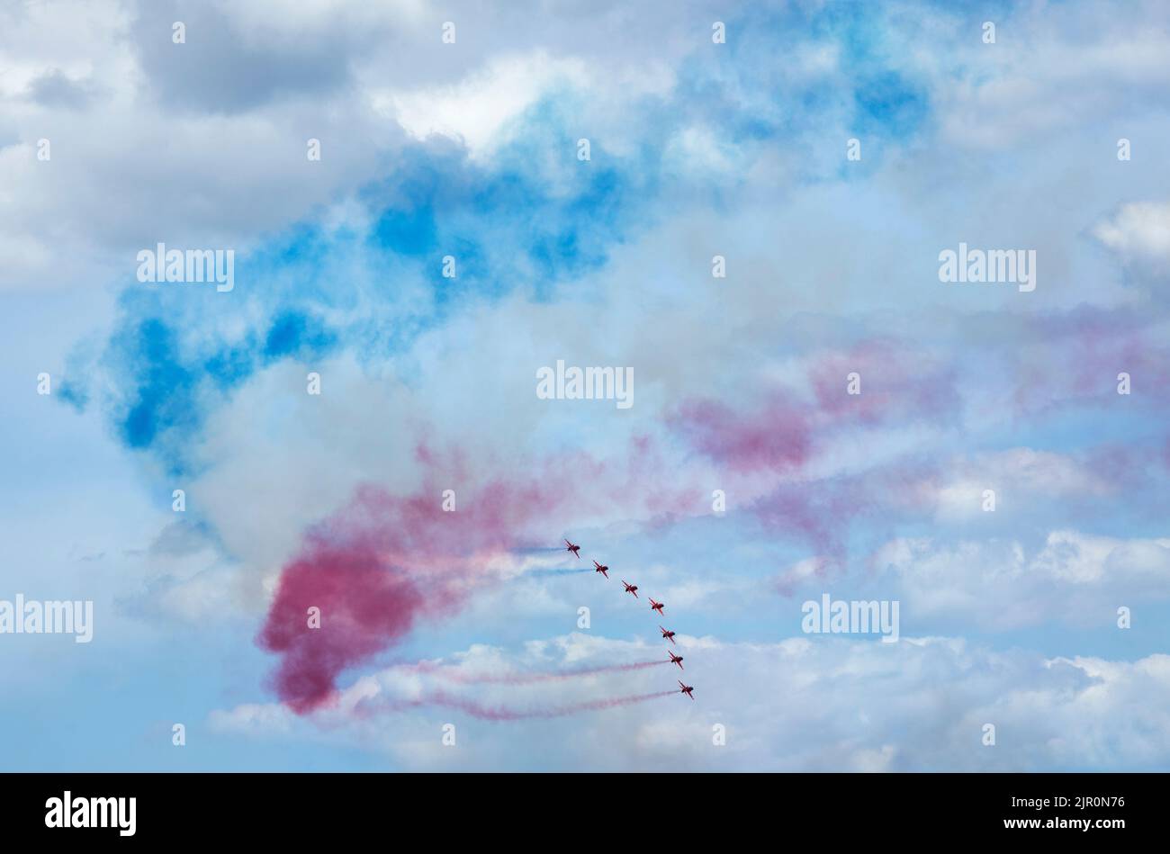 Le frecce rosse sono la squadra espositore della Royal Air Force che ha messo in mostra incredibili formazioni volanti agli Air show e alla National Forces Day Foto Stock