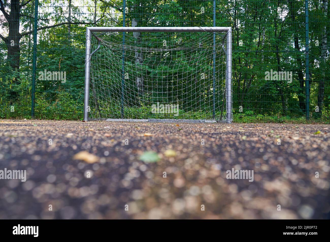 Porta di calcio sul campo nel parco. Concetto di stile di vita sportivo. Foto Stock