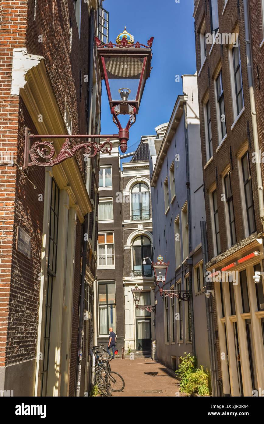 Amsterdam, Paesi Bassi. Agosto 2022. Uno dei vicoli stretti nel quartiere a luci rosse di Amsterdam. Foto di alta qualità Foto Stock