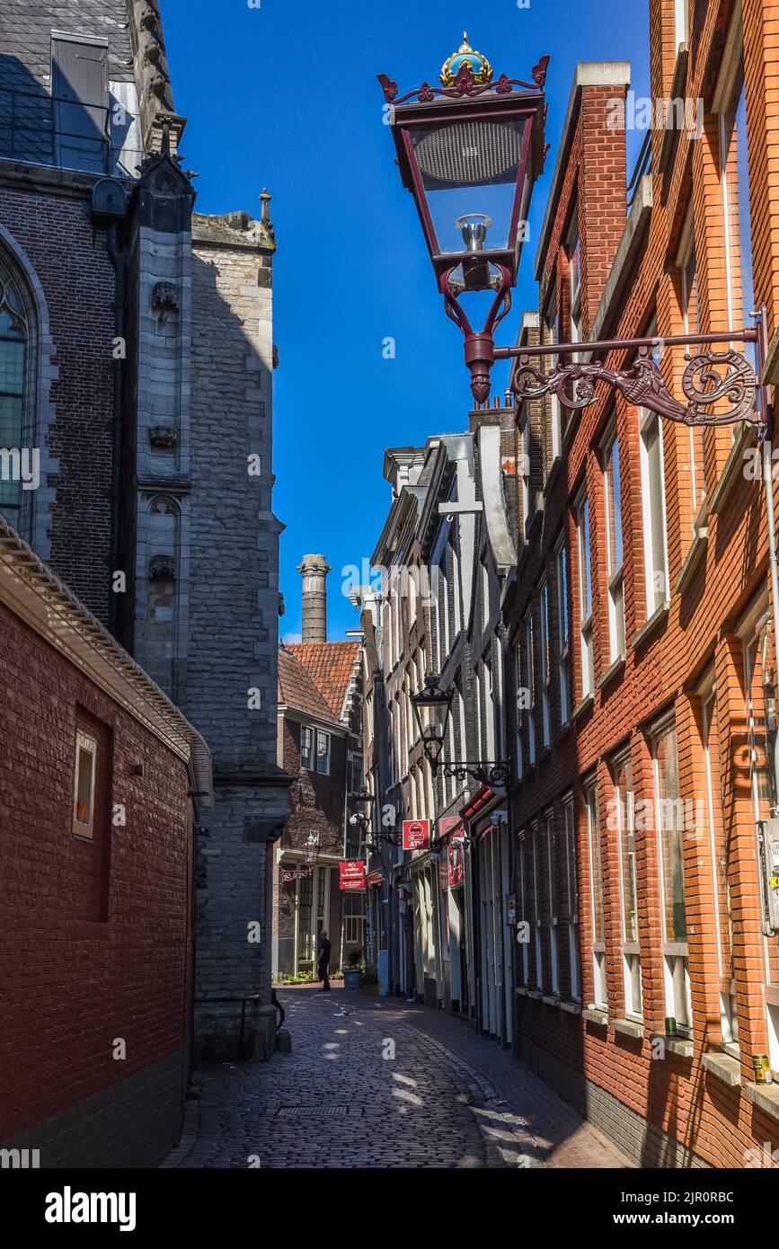 Amsterdam, Paesi Bassi. Agosto 2022. Uno dei vicoli stretti nel quartiere a luci rosse di Amsterdam. Foto di alta qualità Foto Stock