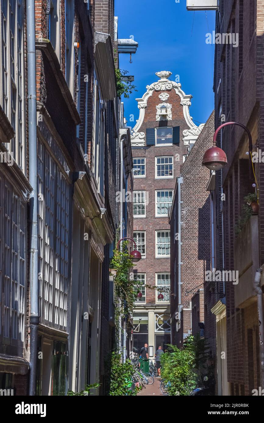 Amsterdam, Paesi Bassi. Agosto 2022. Uno dei vicoli stretti nel quartiere a luci rosse di Amsterdam. Foto di alta qualità Foto Stock