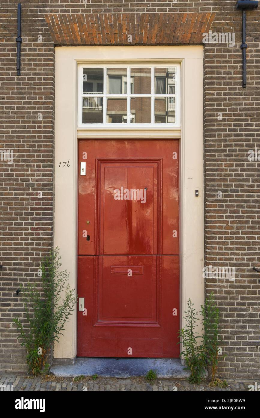 Amsterdam, Paesi Bassi. Agosto 2022. L'autentica porta d'ingresso di una casa sul canale di Amsterdam. Foto di alta qualità Foto Stock
