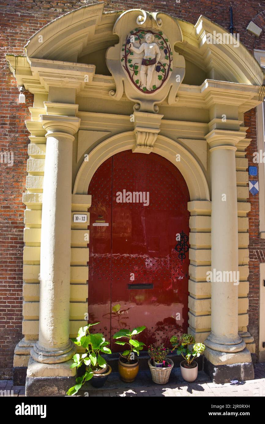 Amsterdam, Paesi Bassi. Agosto 2022. L'autentica porta d'ingresso di una casa sul canale di Amsterdam. Foto di alta qualità Foto Stock