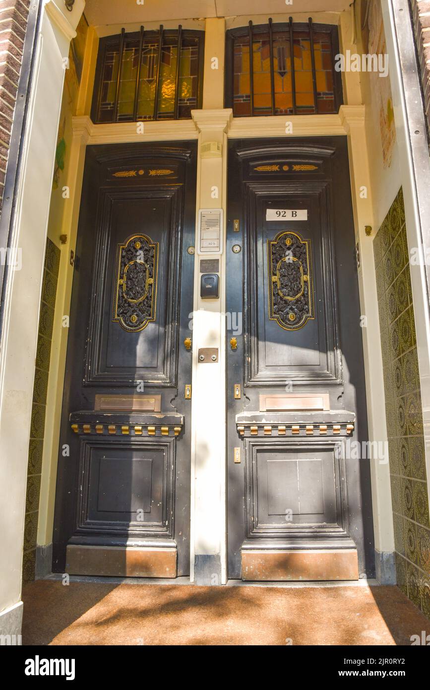 Amsterdam, Paesi Bassi. Agosto 2022. L'autentica porta d'ingresso di una casa sul canale di Amsterdam. Foto di alta qualità Foto Stock