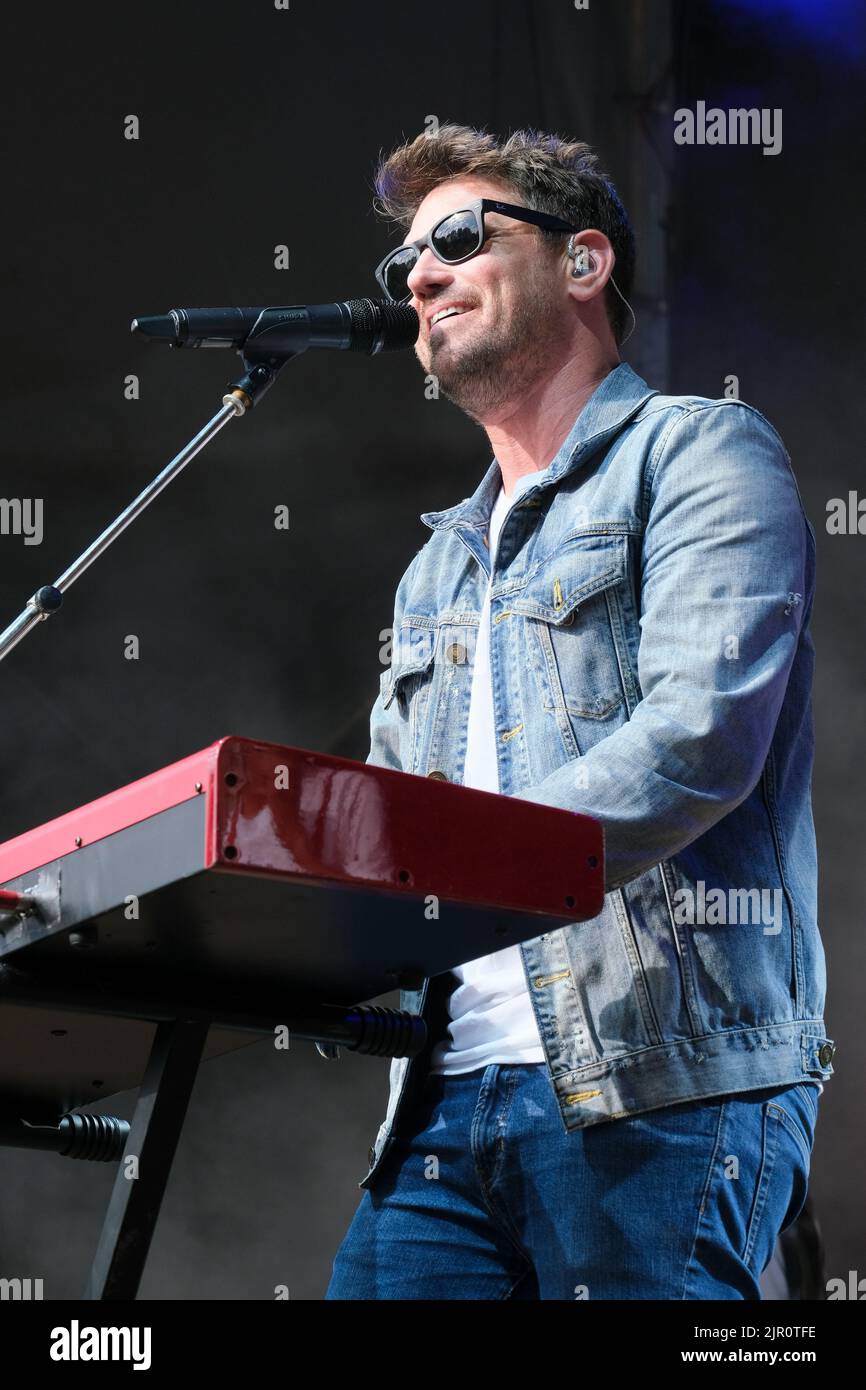 Roy Stride of Scouting for Girls si esibisce durante il Weyfest Festival, Tilford, Inghilterra, UK. Agosto 20, 2022 Foto Stock